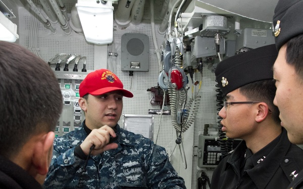 USS Mustin sailor provides tour for South Korean sailors