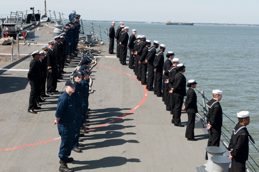 USS Nitze sailors man the rails