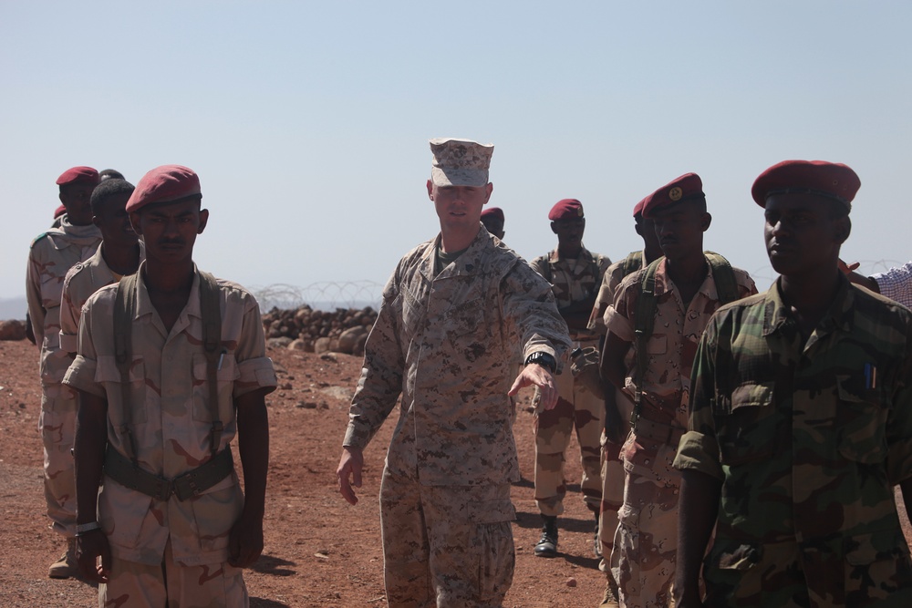 SPMAGTF-12 trains with elite Djiboutian unit