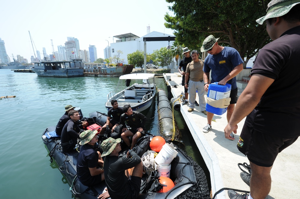 EODMU 2 trains with Colombia commandos