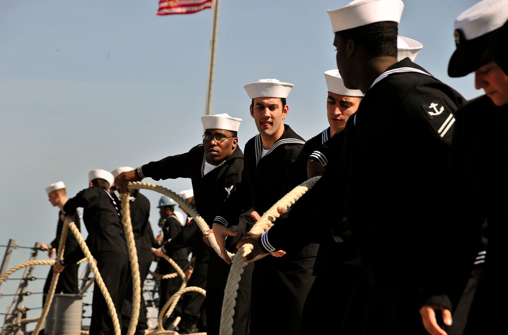 USS Porter sailors heave mooring lines