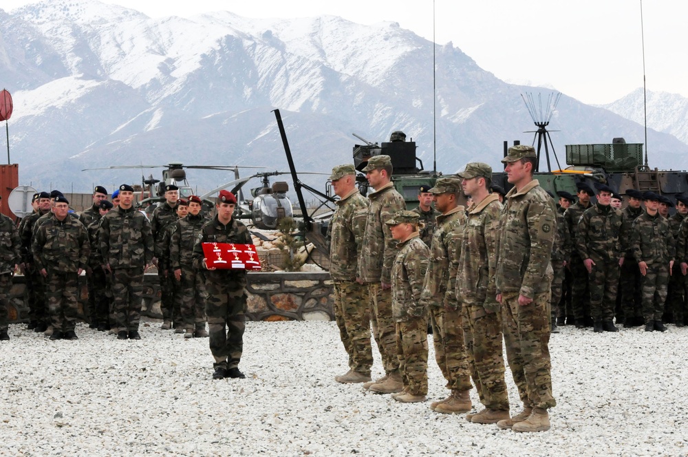 US soldiers receive French award for heroic actions