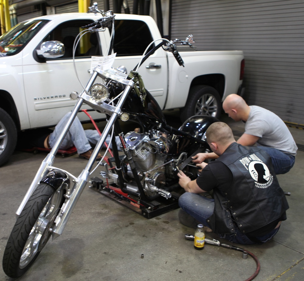 Airmen use Auto Hobby Shop for cheaper car repairs > Luke Air Force Base >  Article Display