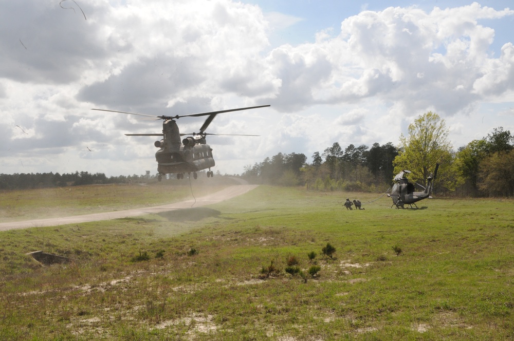 Soldiers with 1st Inf. Div. complete aircraft recovery training at JRTC