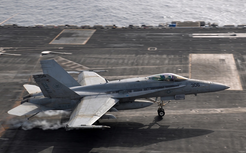 DVIDS - Images - USS Abraham Lincoln flight deck action [Image 2 of 4]