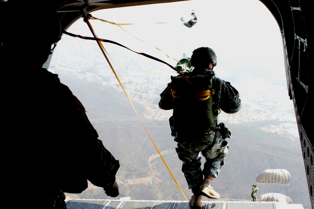 Special Operations Command Korea, Republic of Korea Special Warfare Command conduct friendship jump