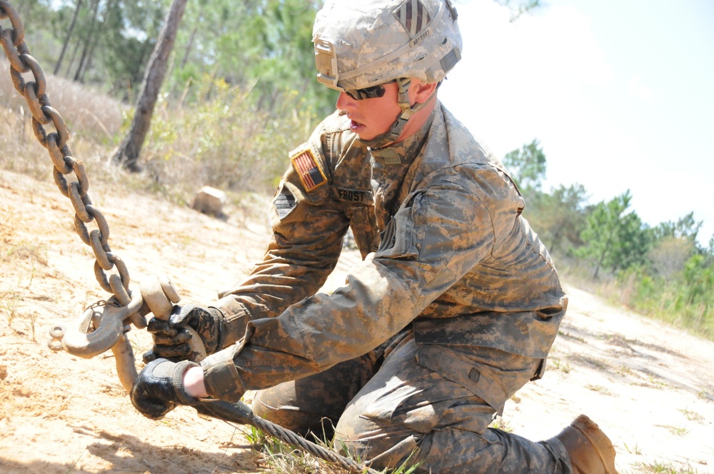 Down n’ Dirty: Vanguard soldiers learn vehicle recovery tactics