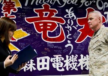 Gakushuin students present 1,000 origami cranes to U.S. forces in Japan