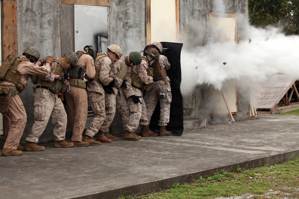 9th ESB Marines open doors during breach training
