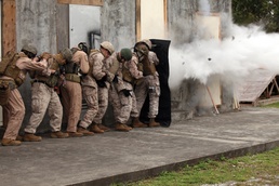 9th ESB Marines open doors during breach training