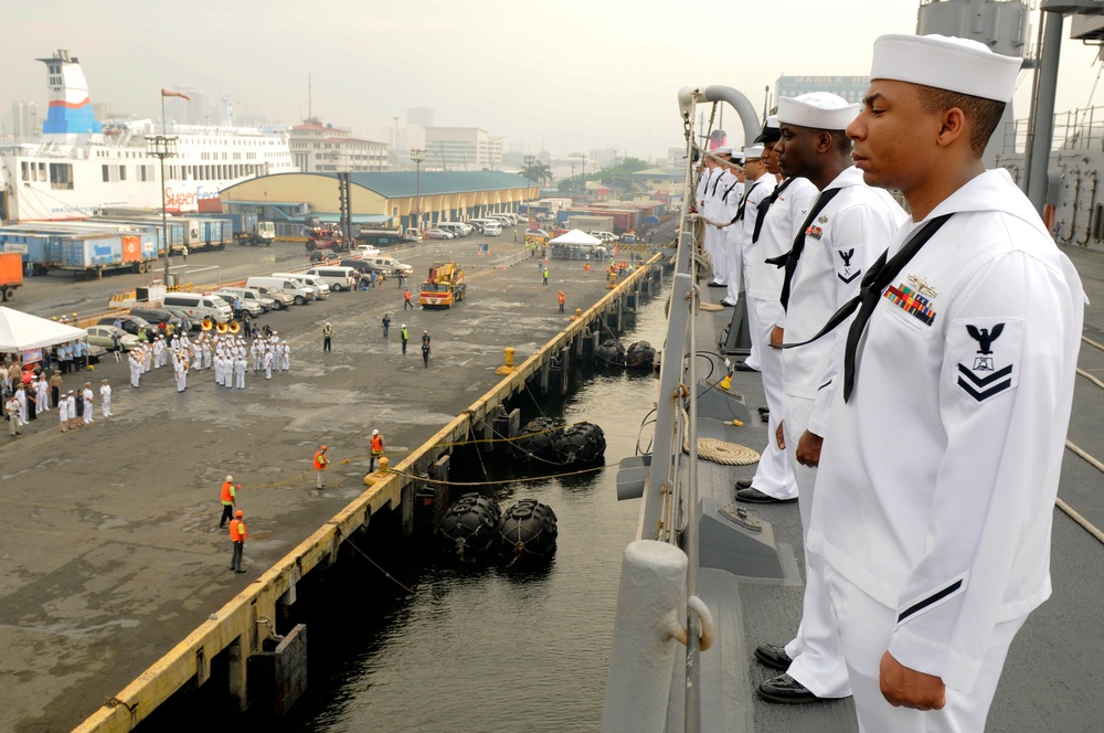 USS Blue Ridge arrives in Manila