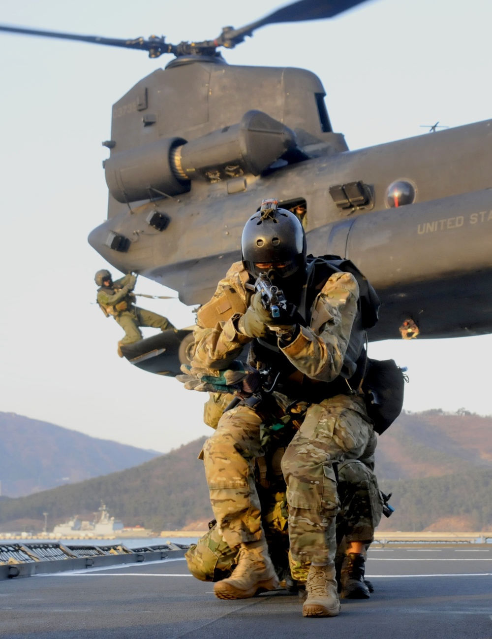 US &amp; ROK Navy SEALs train to counteract threats on the high seas