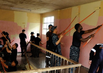 Sailors visit children in Philippines