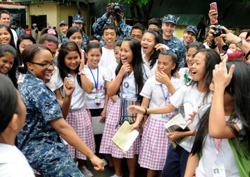 Sailors visit children in Philippines