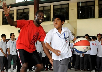 Sailors visit children in Philippines