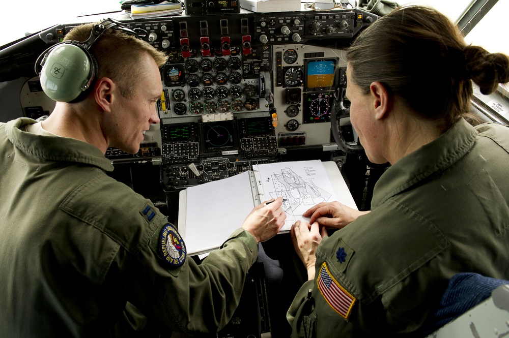 Utah Air National Guard refueling F-22 Raptor and F-16