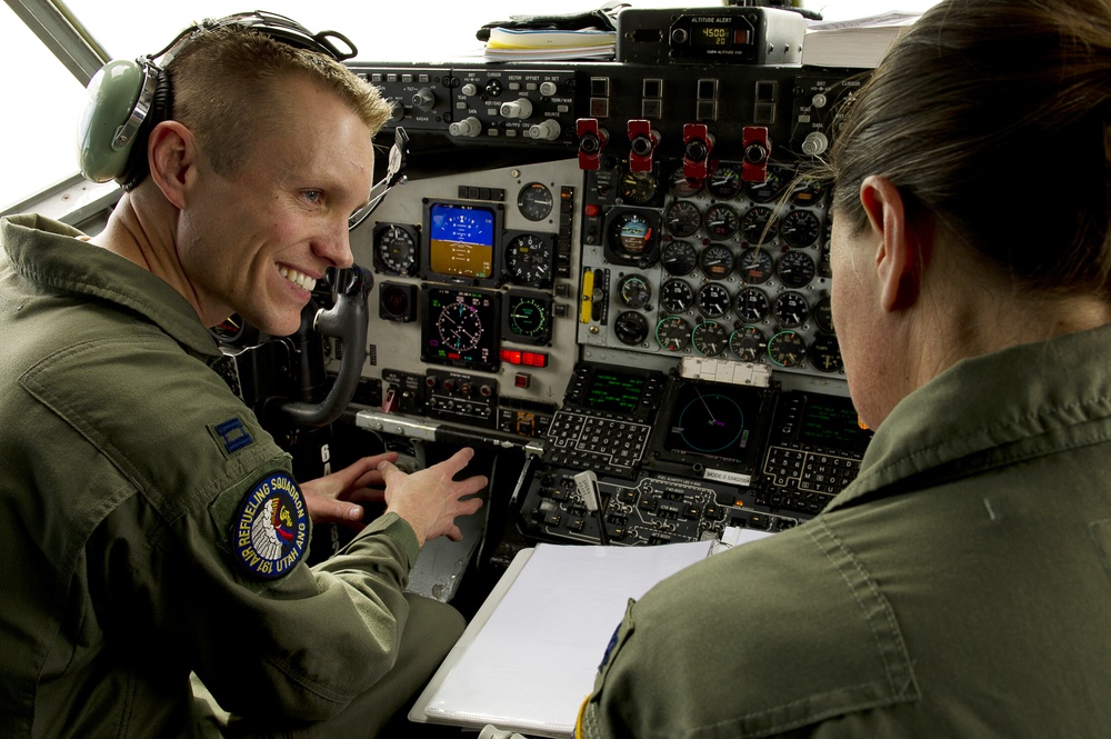 Utah Air National Guard refueling F-22 Raptor and F-16