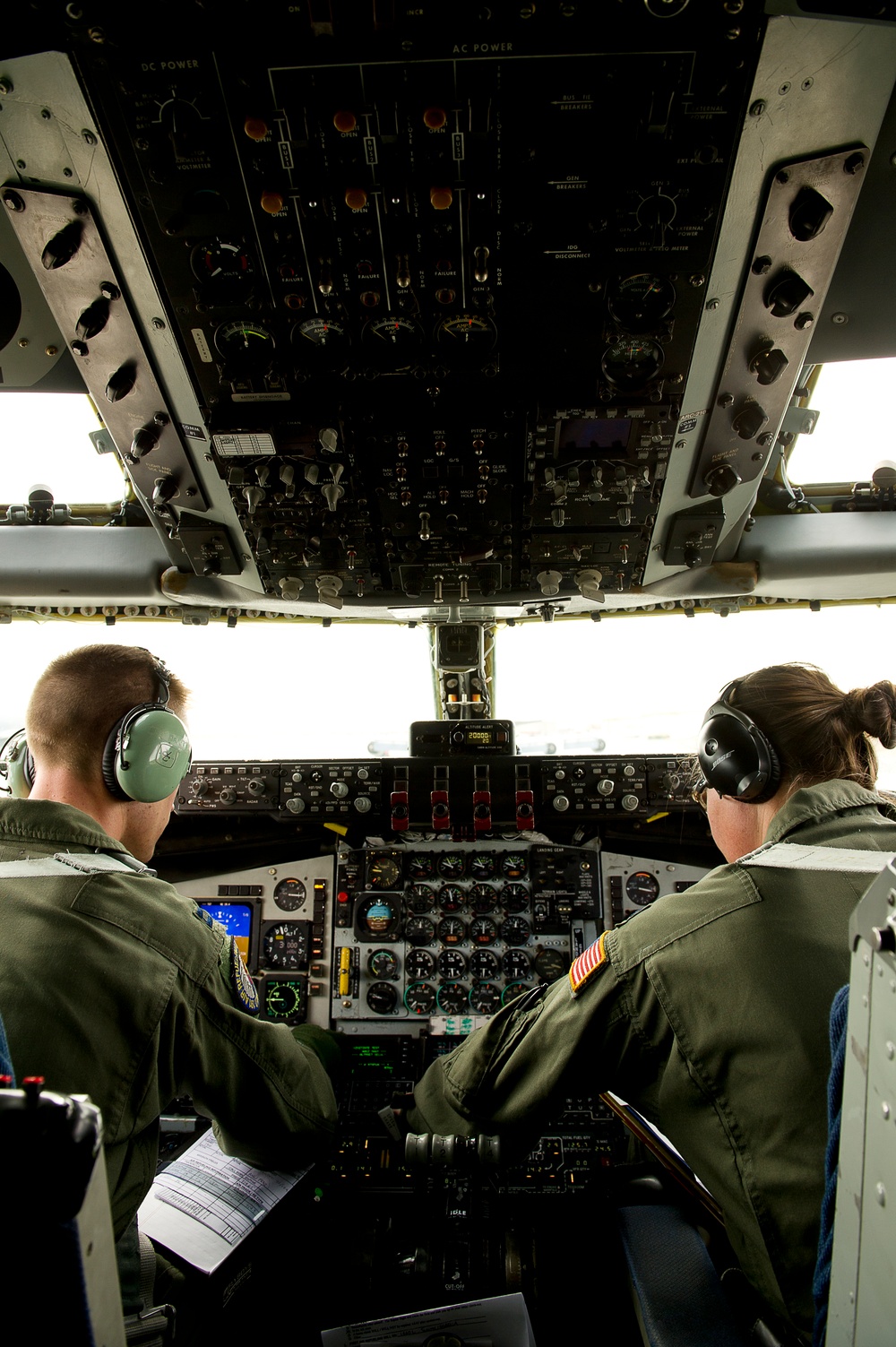 Utah Air National Guard refueling F-22 Raptor and F-16