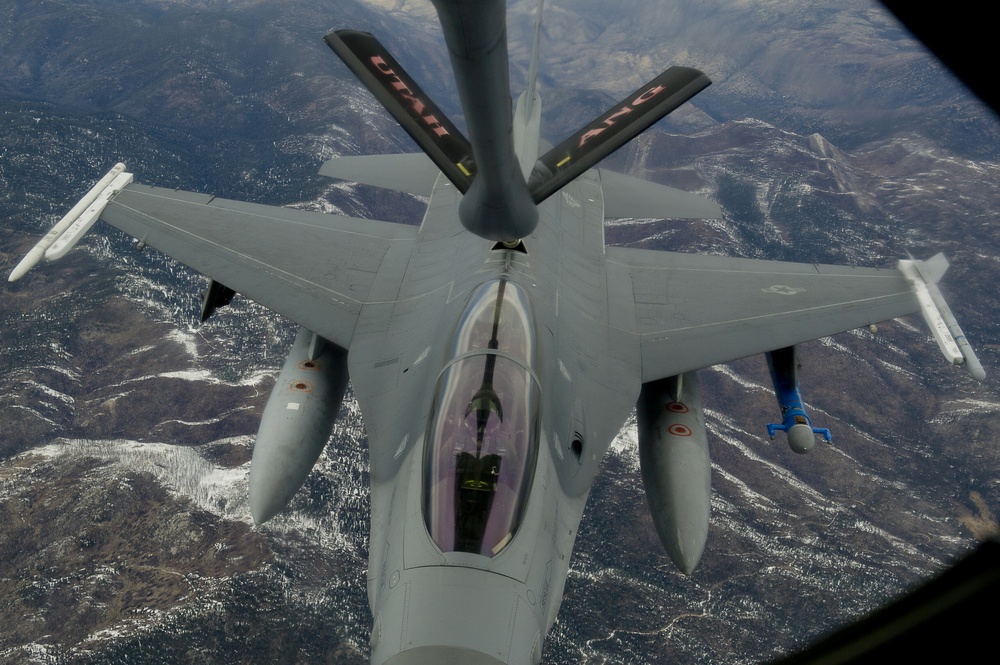 Utah Air National Guard refueling F-22 Raptor and F-16