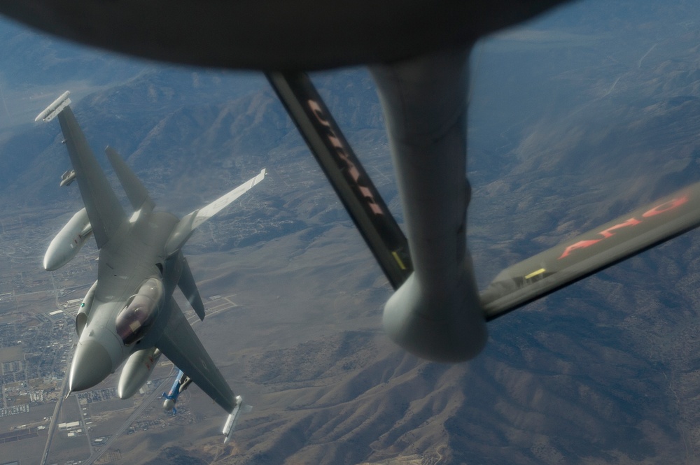 Utah Air National Guard refueling F-22 Raptor and F-16