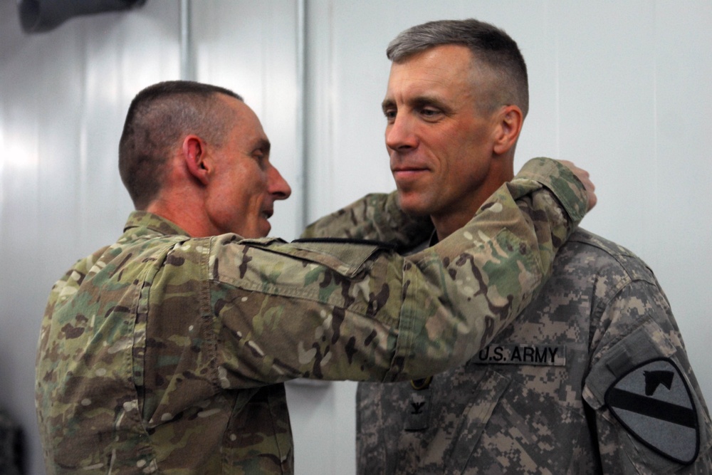 Pegasus 7 bestows medal to Ironhorse commander