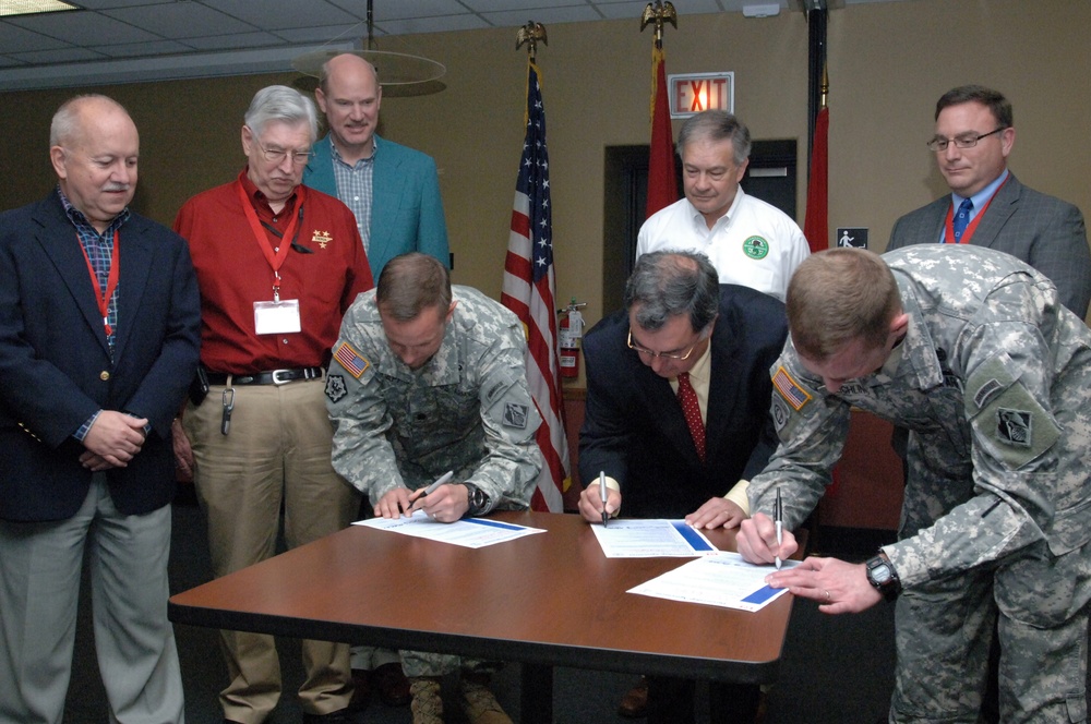 Tennessee, corps officials sign new partnership agreement