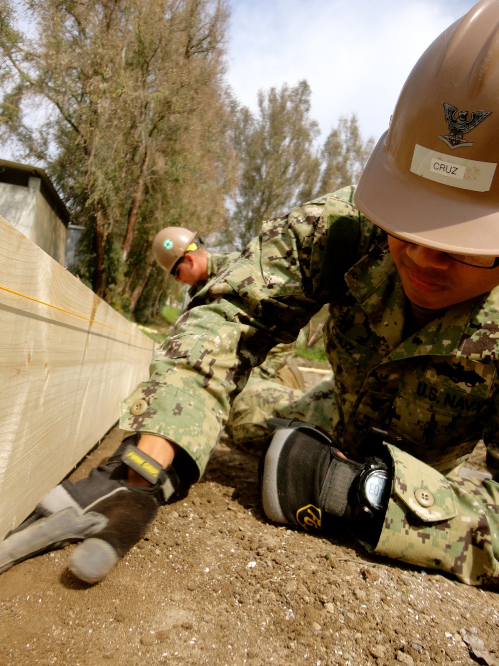 Seabees in Sigonella prepare forms for a fence