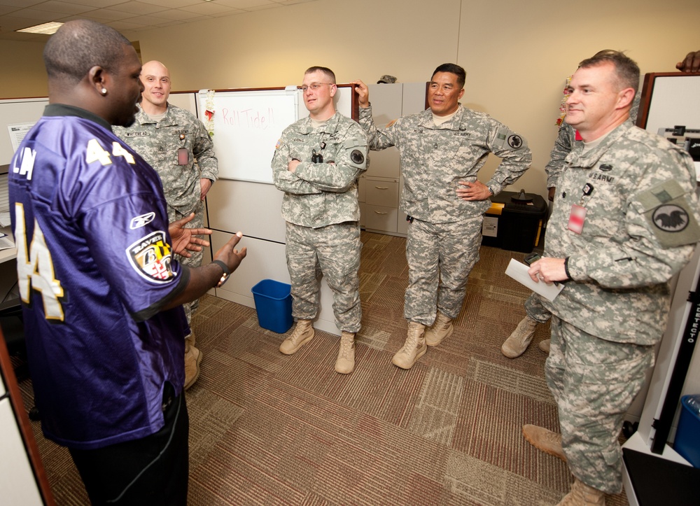 Baltimore Ravens player visits FORSCOM/USARC headquarters