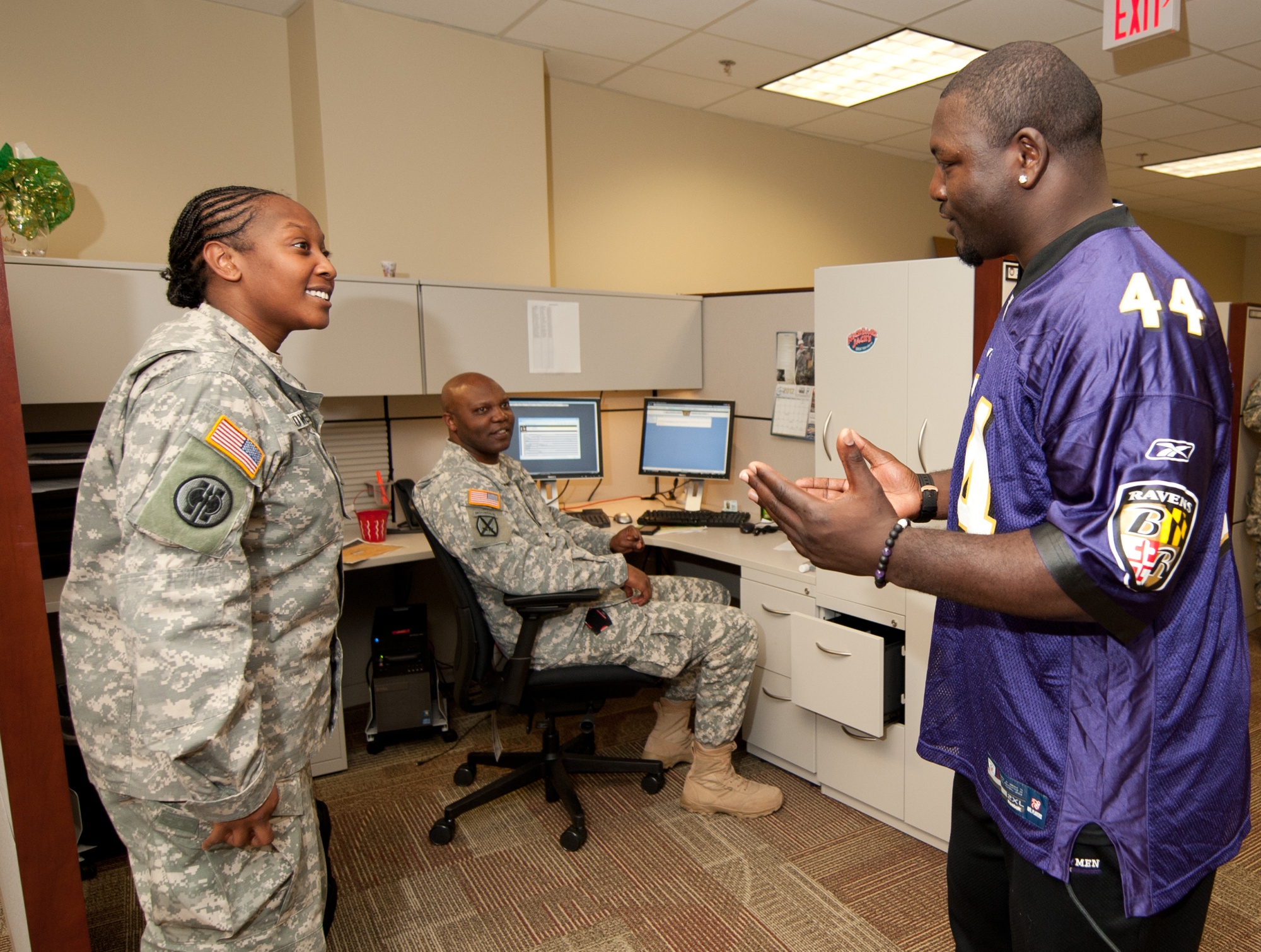 DVIDS - Images - Baltimore Ravens player visits FORSCOM/USARC headquarters  [Image 6 of 15]