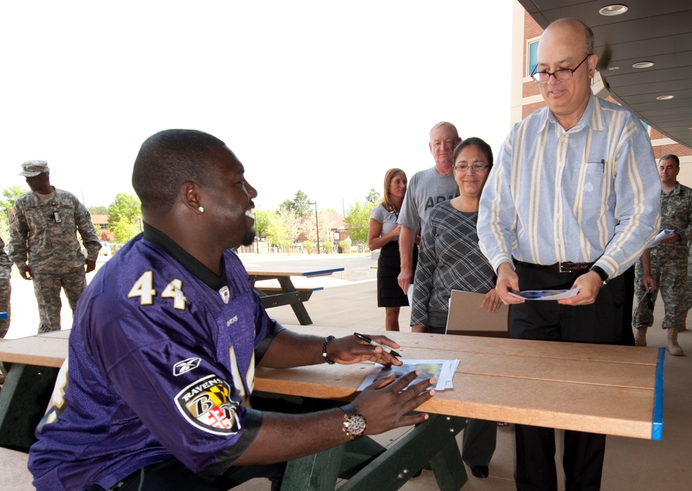 Baltimore Ravens player visits FORSCOM/USARC headquarters