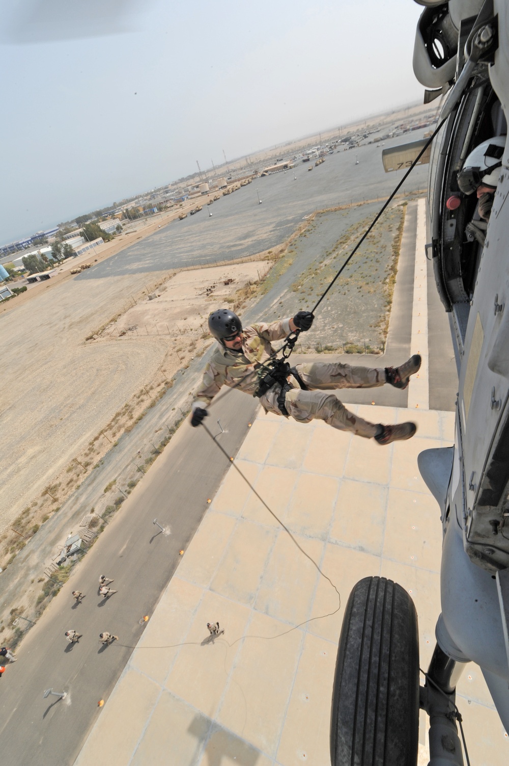 Helicopter rope suspension training evolution in Kuwait