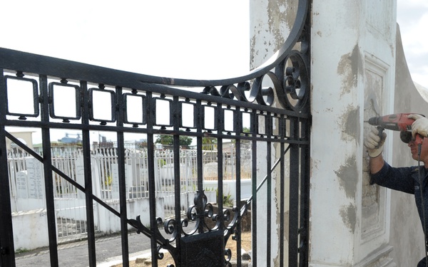 MDSU 2 sailors replace cemetery gate
