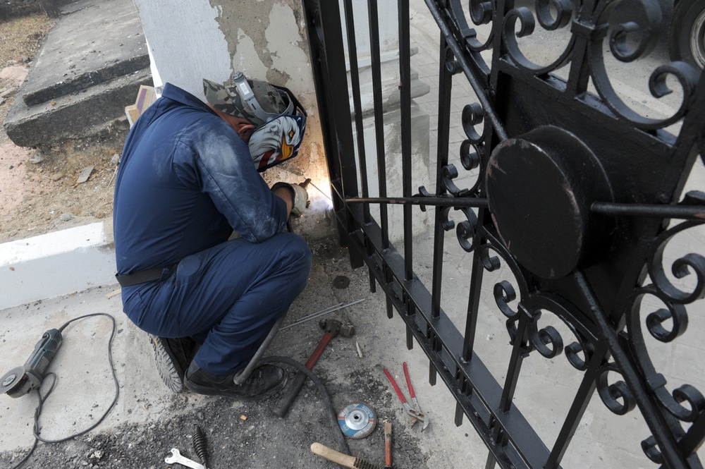MDSU 2 sailors replace cemetery gate