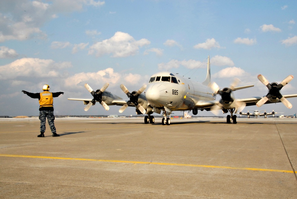 P-3 plane launch