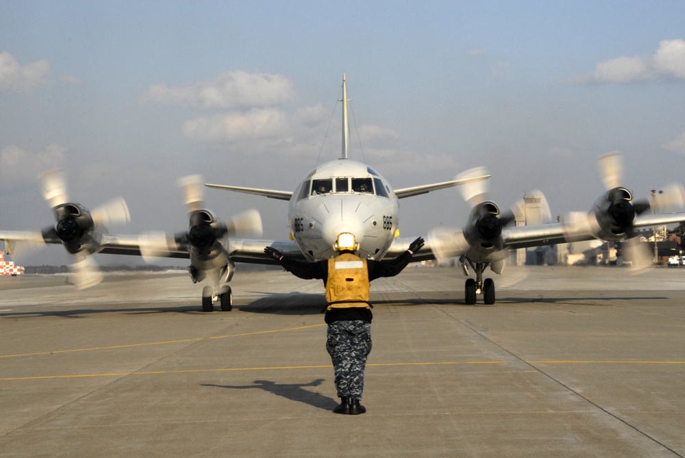 P-3 plane launch