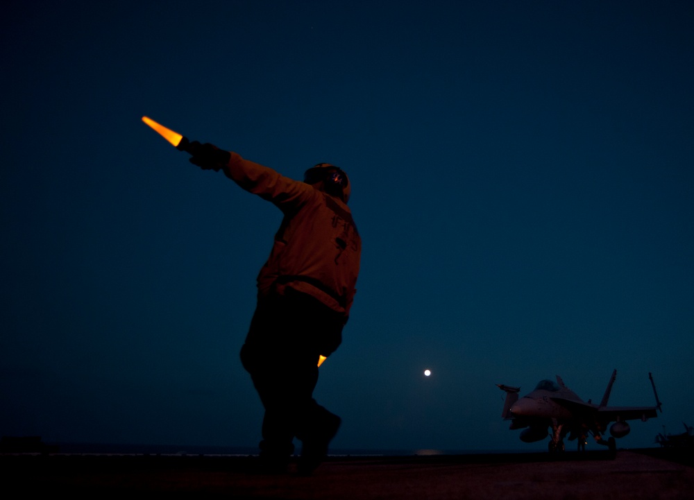 Signaling to pilots of an F/A-18C Hornet