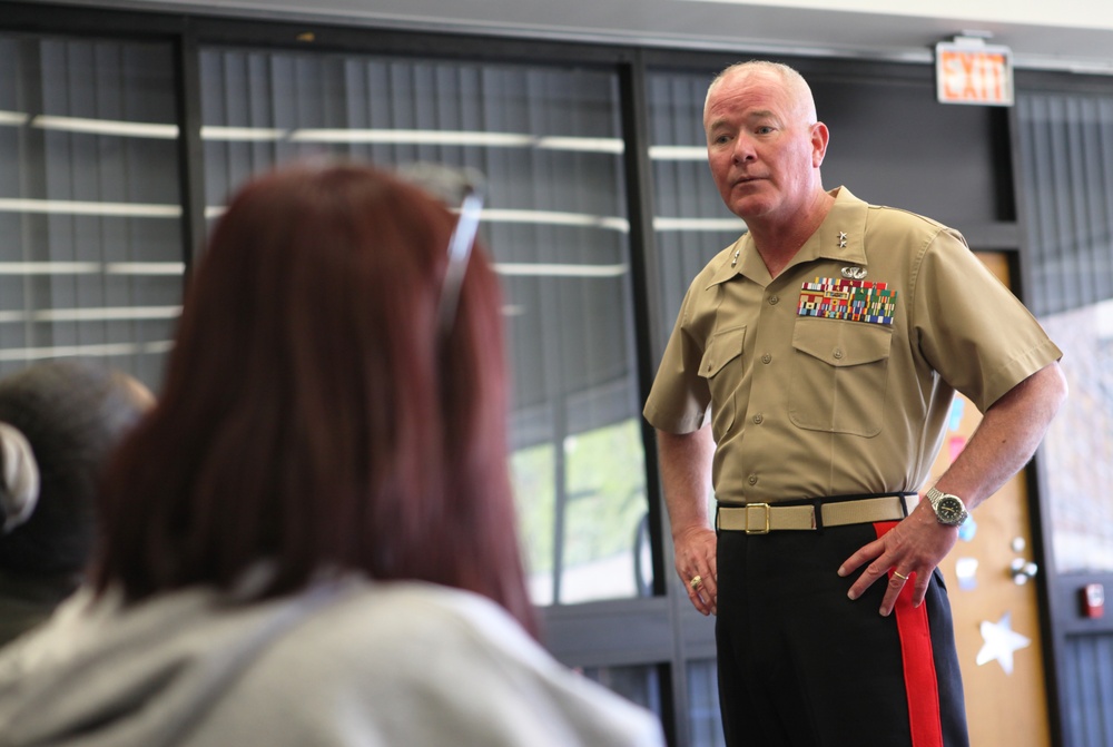Marine general speaks to veteran students