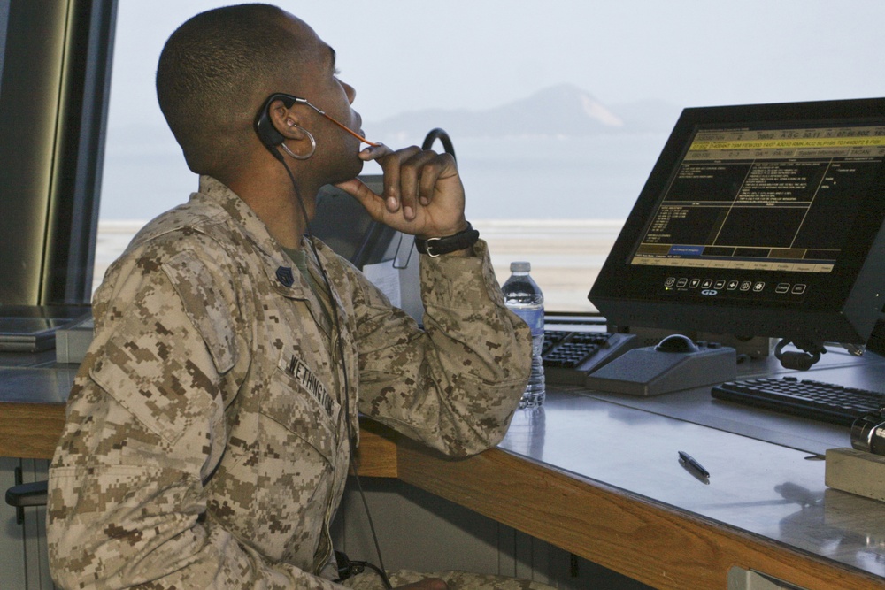 Air traffic control Marines ensure smooth landing