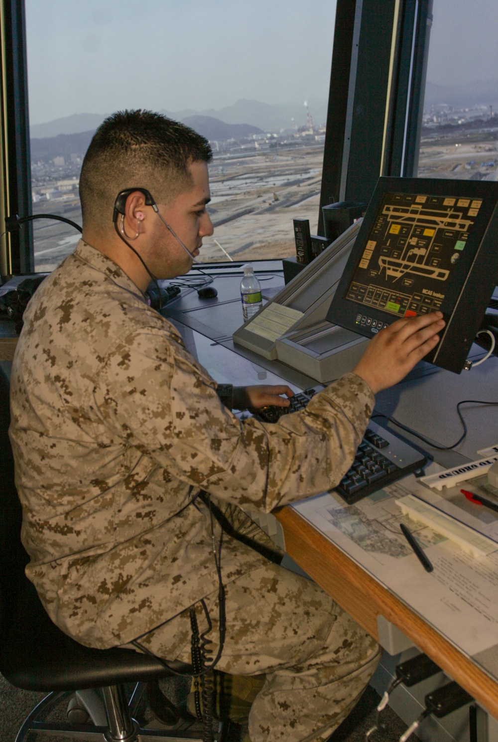 Air traffic control Marines ensure smooth landing