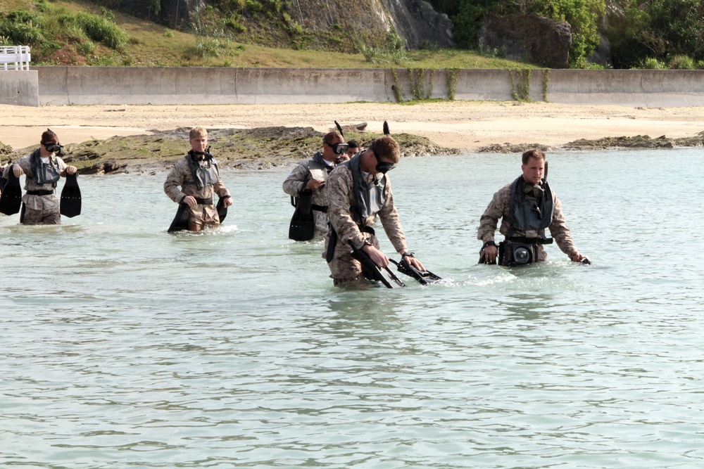 Recon Marines conduct pre-dive training