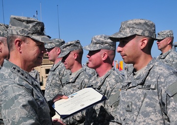 Transportation commander awards ‘Resolute’ warriors for Deep Freeze