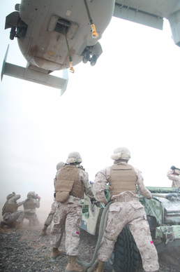 Marines familiarize themselves with external lift operations
