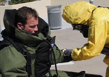 Guard trains with bomb squad at National Monument