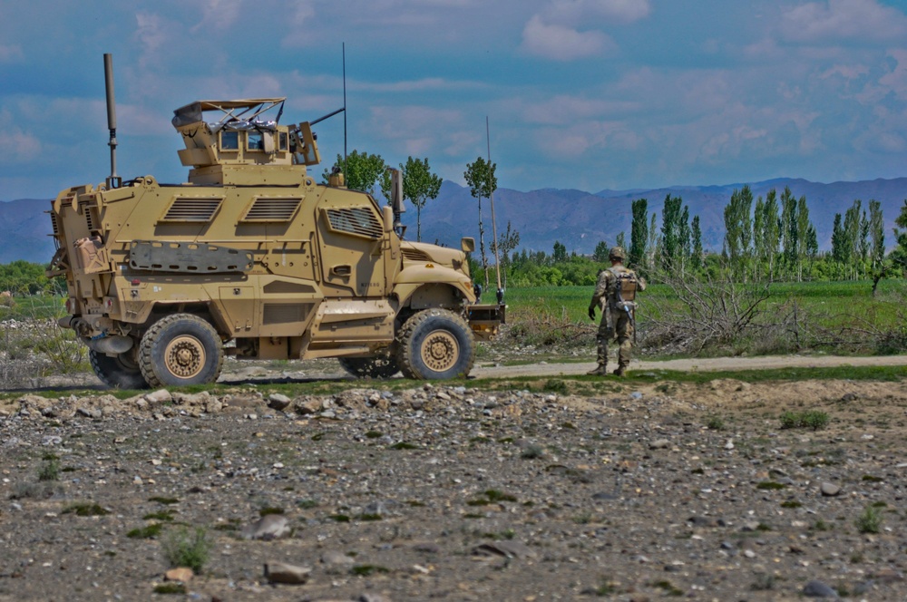 Paratroopers on the move in Terezayi