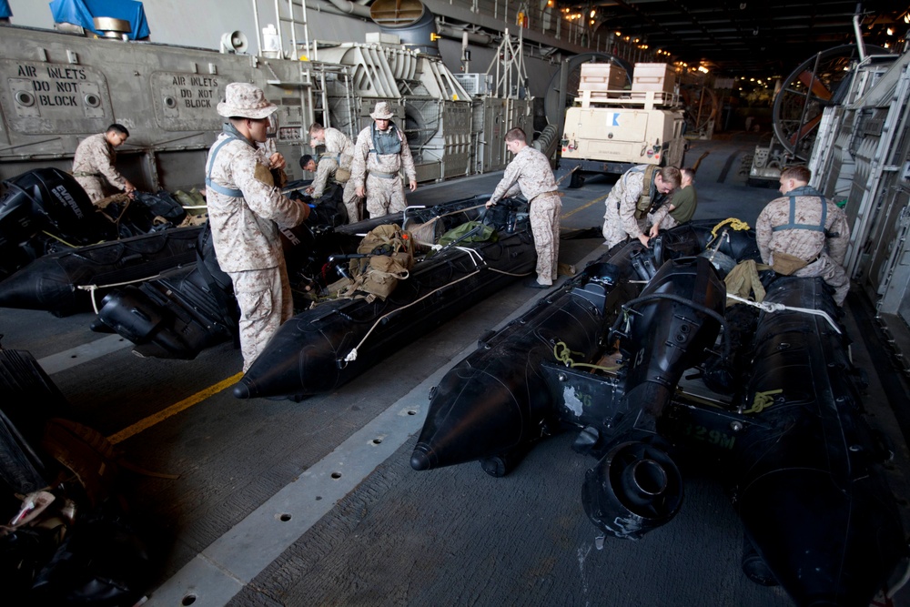 Reconnaissance Marines perform craft operations