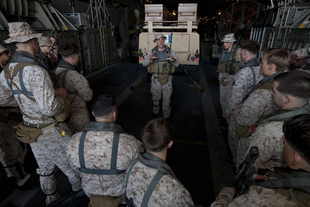 Reconnaissance Marines perform craft operations