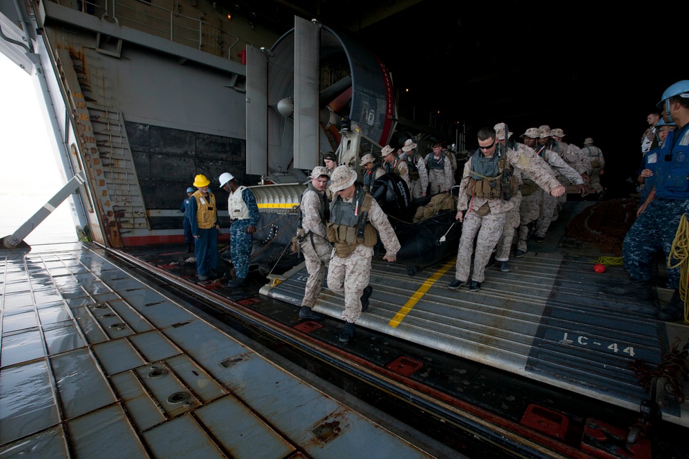 Reconnaissance Marines perform craft operations