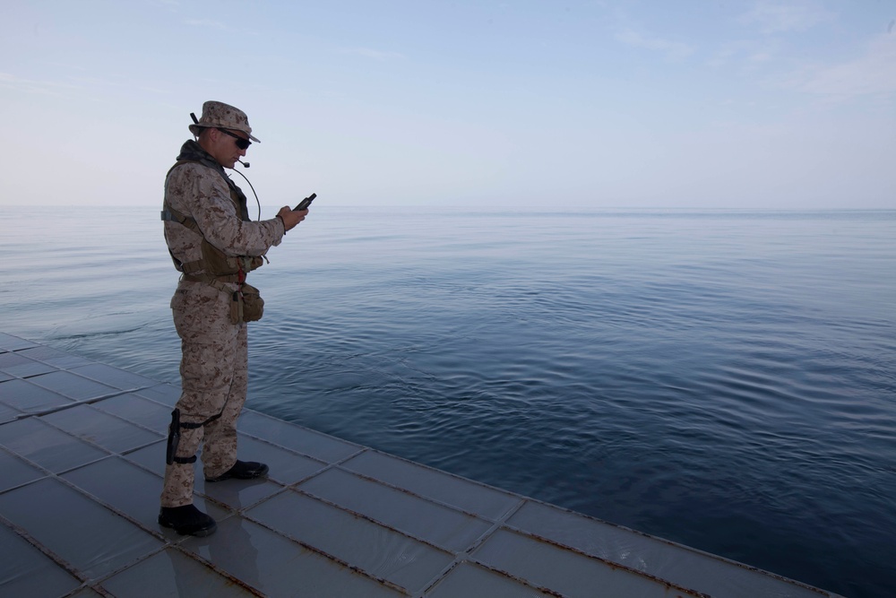 Reconnaissance Marines perform craft operations