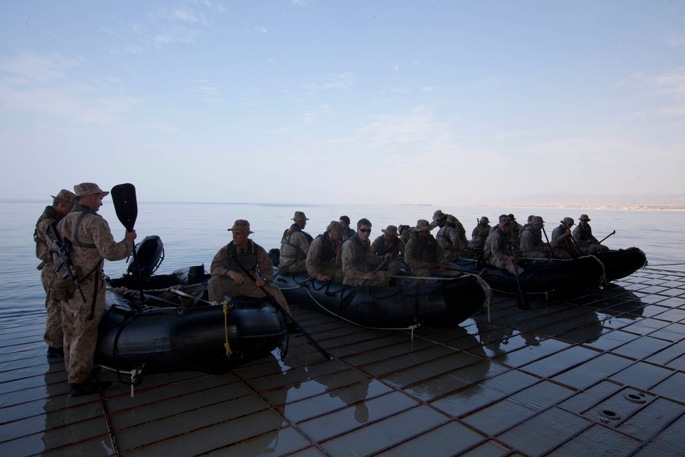 Reconnaissance Marines perform craft operations