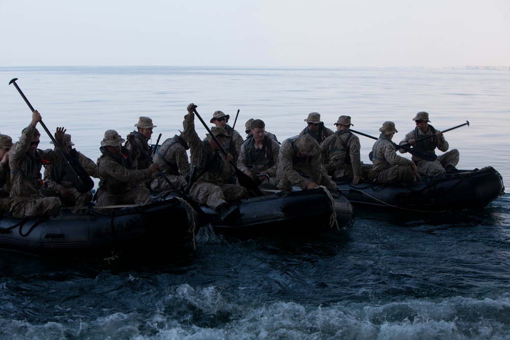 Reconnaissance Marines perform craft operations